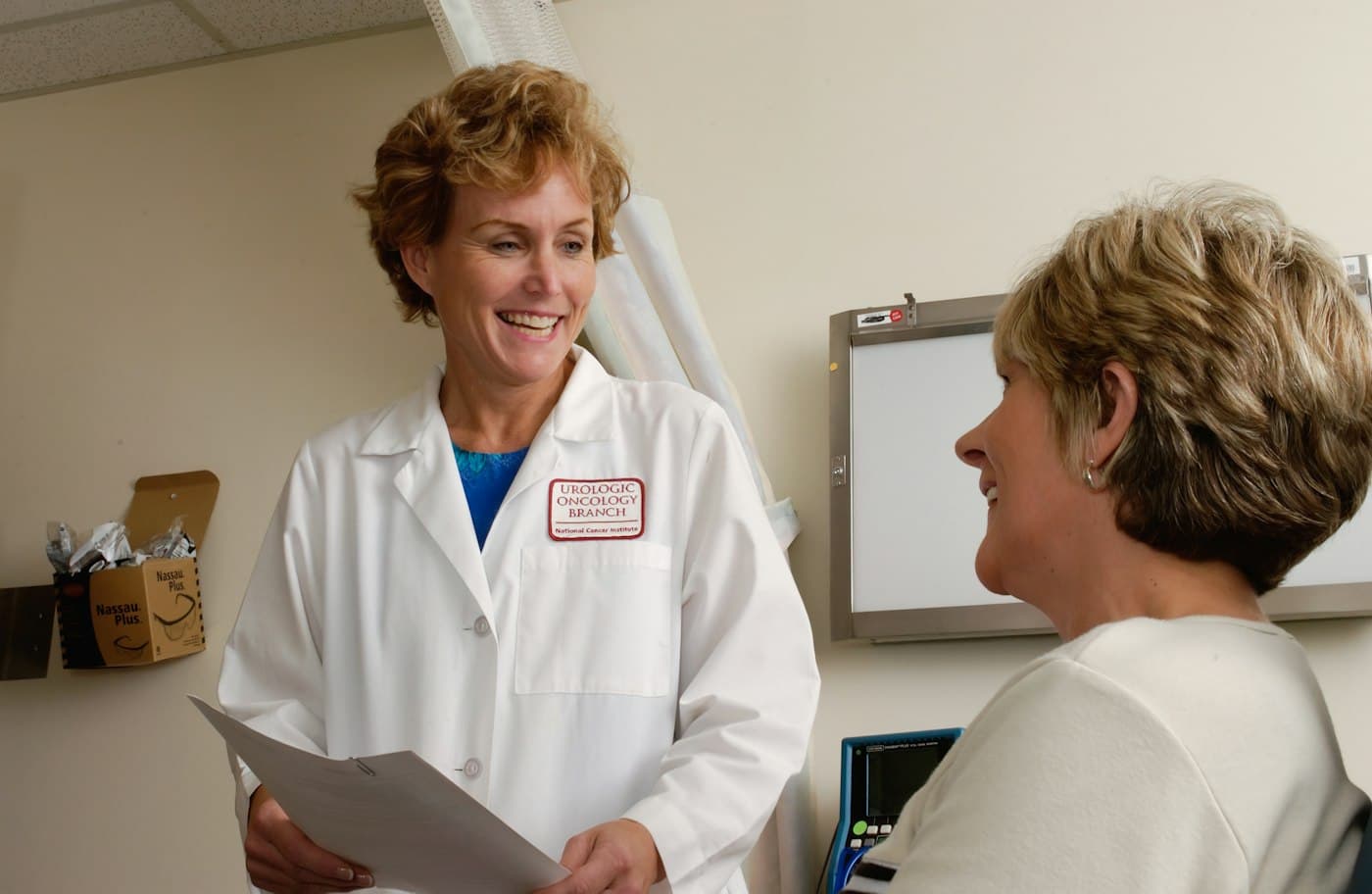 Médica conversando con una paciente en su consultorio